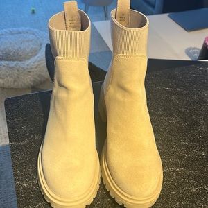 Steve Madden suede camel lug sole boots.